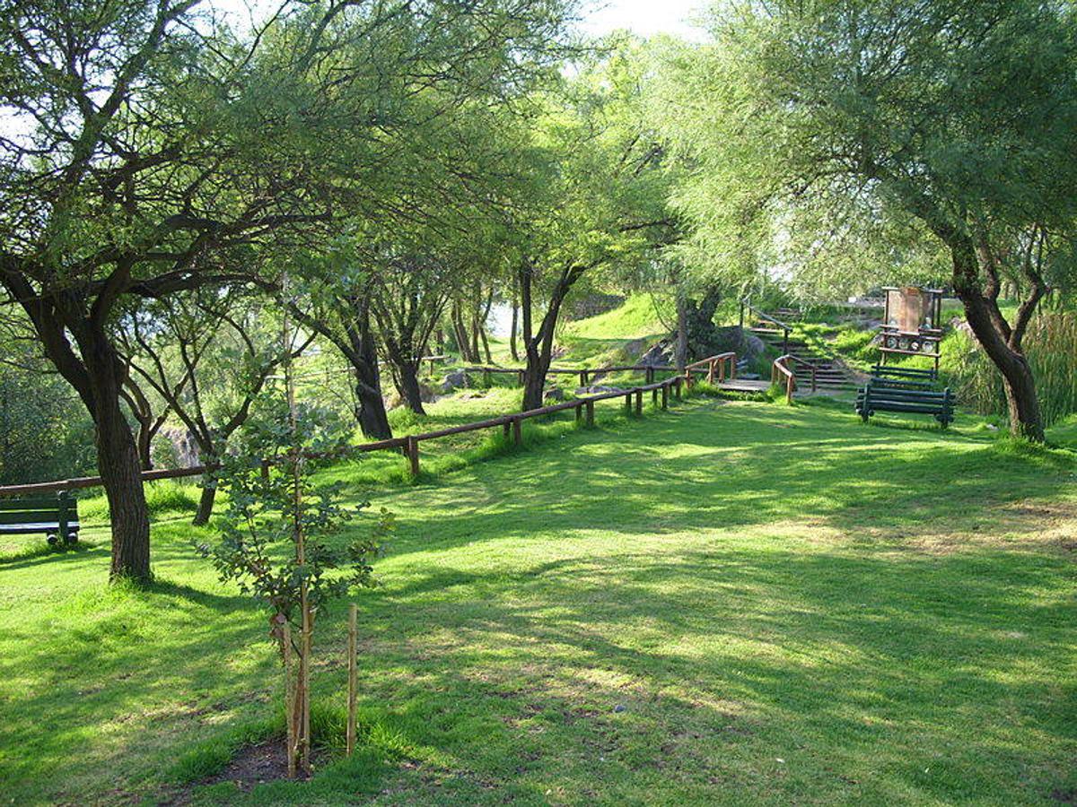 Parque Metropolitano de Santiago de Chile. Formado por un bosque de 400 hectáreas, este enclave se puede visitar con teleférico, viaje que ofrece unas vistas panorámicas de la ciudad. Alberga en su cumbre una escultura de la Virgen de la Inmaculada Concepción de 14 metros.