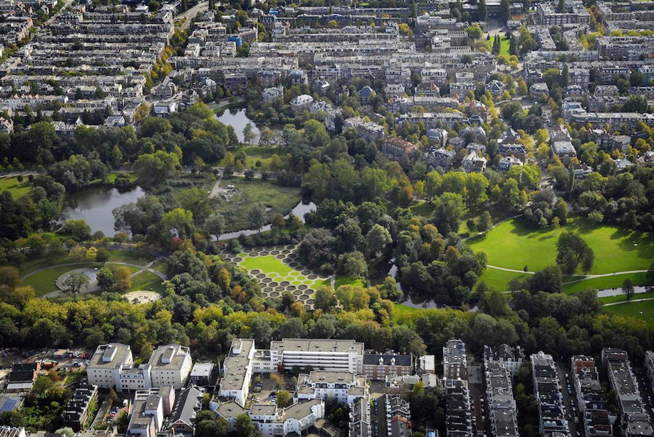 Vondelpark, Ámsterdam. Este parque público de 47 hectáreas es el más céntrico de la ciudad y se encuentra al oeste de Leidseplein y Museumplein. En verano se celebran en el recinto conciertos y espectáculos de teatro al aire libre. 