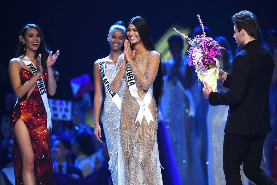 La filipina Catriona Gray ha sido coronada como Miss Universo 2018, uno de los certámenes de belleza más populares del mundo. Se trata del cuarto título para su país, con el que se ha alzado con seguridad y una sonrisa permanente durante sus desfiles. La segunda posición ha sido para Tamaryn Green, nombrada primera dama de honor por el concurso. En el tercer puesto, y segunda dama de honor, ha quedado la venezolana Sthefany Gutiérrez.
