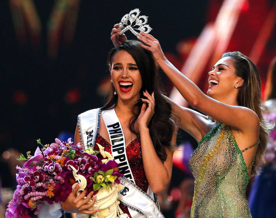 La filipina Catriona Gray ha sido coronada como Miss Universo 2018, uno de los certámenes de belleza más populares del mundo. Se trata del cuarto título para su país, con el que se ha alzado con seguridad y una sonrisa permanente durante sus desfiles. La segunda posición ha sido para Tamaryn Green, nombrada primera dama de honor por el concurso. En el tercer puesto, y segunda dama de honor, ha quedado la venezolana Sthefany Gutiérrez.