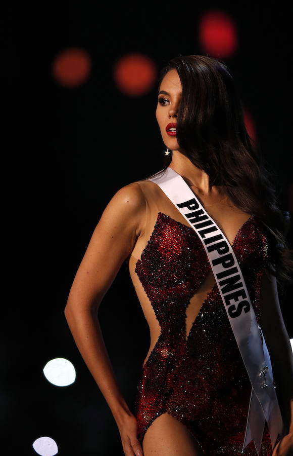 La filipina Catriona Gray ha sido coronada como Miss Universo 2018, uno de los certámenes de belleza más populares del mundo. Se trata del cuarto título para su país, con el que se ha alzado con seguridad y una sonrisa permanente durante sus desfiles. La segunda posición ha sido para Tamaryn Green, nombrada primera dama de honor por el concurso. En el tercer puesto, y segunda dama de honor, ha quedado la venezolana Sthefany Gutiérrez.