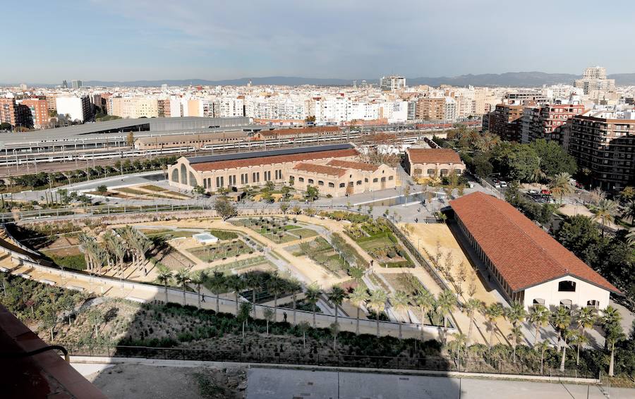 Desde las 9 horas de la mañana de este lunes los valencianos ya pueden disfrutar de este nuevo espacio verde que esperan desde hace 15 años. En total, más de 100.000 metros cuadrados, con un millar de árboles y zonas para niños y perros.