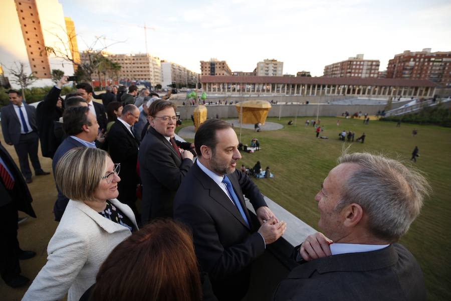 Desde las 9 horas de la mañana de este lunes los valencianos ya pueden disfrutar de este nuevo espacio verde que esperan desde hace 15 años. En total, más de 100.000 metros cuadrados, con un millar de árboles y zonas para niños y perros.