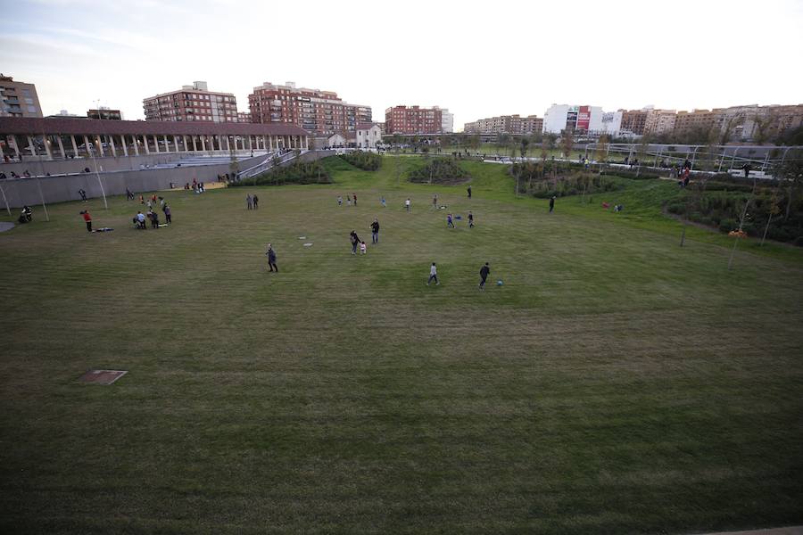 Desde las 9 horas de la mañana de este lunes los valencianos ya pueden disfrutar de este nuevo espacio verde que esperan desde hace 15 años. En total, más de 100.000 metros cuadrados, con un millar de árboles y zonas para niños y perros.