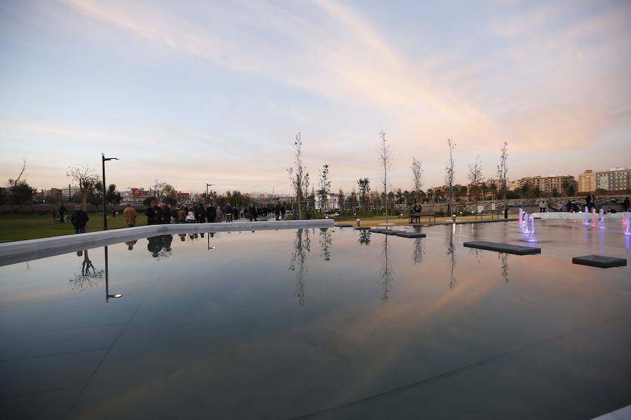 Desde las 9 horas de la mañana de este lunes los valencianos ya pueden disfrutar de este nuevo espacio verde que esperan desde hace 15 años. En total, más de 100.000 metros cuadrados, con un millar de árboles y zonas para niños y perros.