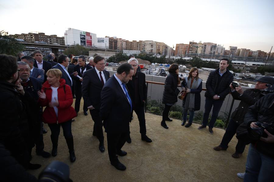 Desde las 9 horas de la mañana de este lunes los valencianos ya pueden disfrutar de este nuevo espacio verde que esperan desde hace 15 años. En total, más de 100.000 metros cuadrados, con un millar de árboles y zonas para niños y perros.