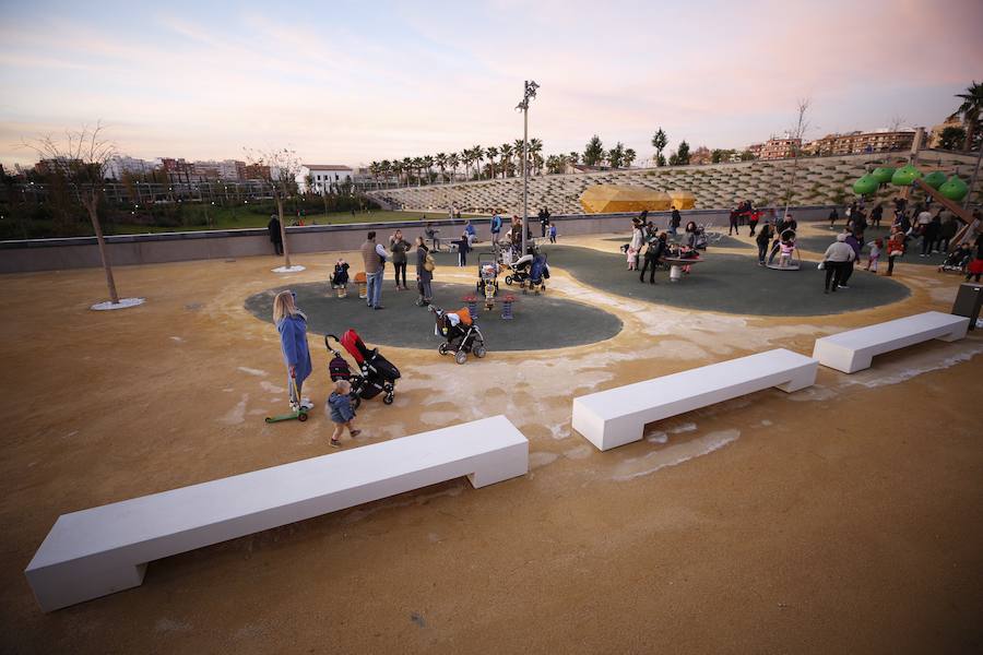 Desde las 9 horas de la mañana de este lunes los valencianos ya pueden disfrutar de este nuevo espacio verde que esperan desde hace 15 años. En total, más de 100.000 metros cuadrados, con un millar de árboles y zonas para niños y perros.