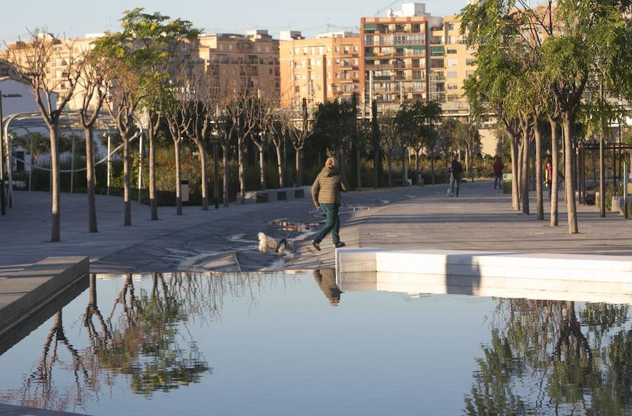 Desde las 9 horas de la mañana de este lunes los valencianos ya pueden disfrutar de este nuevo espacio verde que esperan desde hace 15 años. En total, más de 100.000 metros cuadrados, con un millar de árboles y zonas para niños y perros.