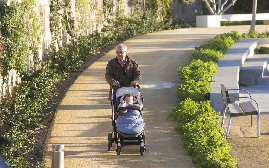 Desde las 9 horas de la mañana de este lunes los valencianos ya pueden disfrutar de este nuevo espacio verde que esperan desde hace 15 años. En total, más de 100.000 metros cuadrados, con un millar de árboles y zonas para niños y perros.