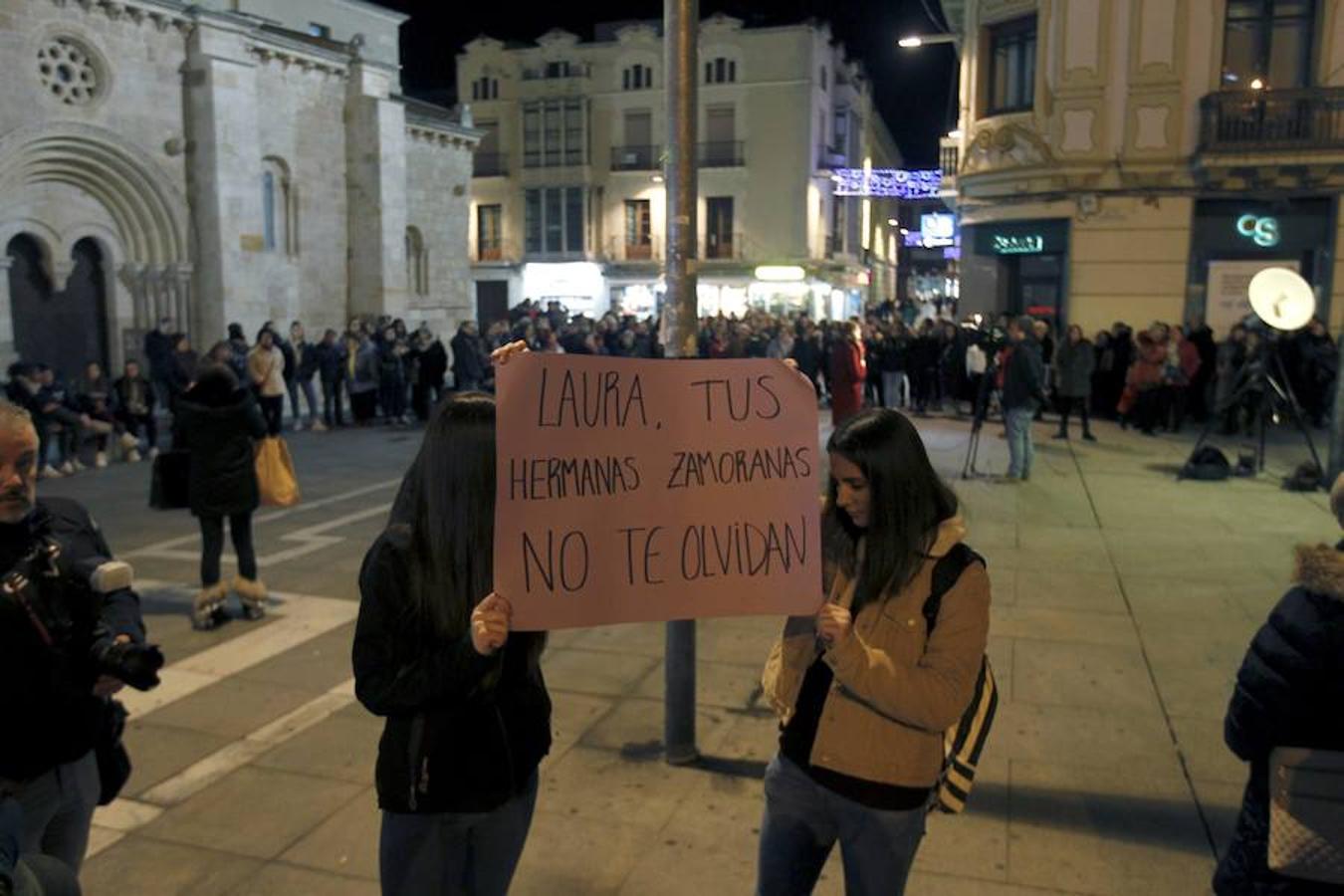 Cerca de dos centenares de personas se alzan en una concentración silenciosa que, de forma espontánea, se ha celebrado en la plaza de la Constitución de Zamora, frente a la Subdelegación del Gobierno, en recuerdo de la profesora zamorana Laura Luelmo.