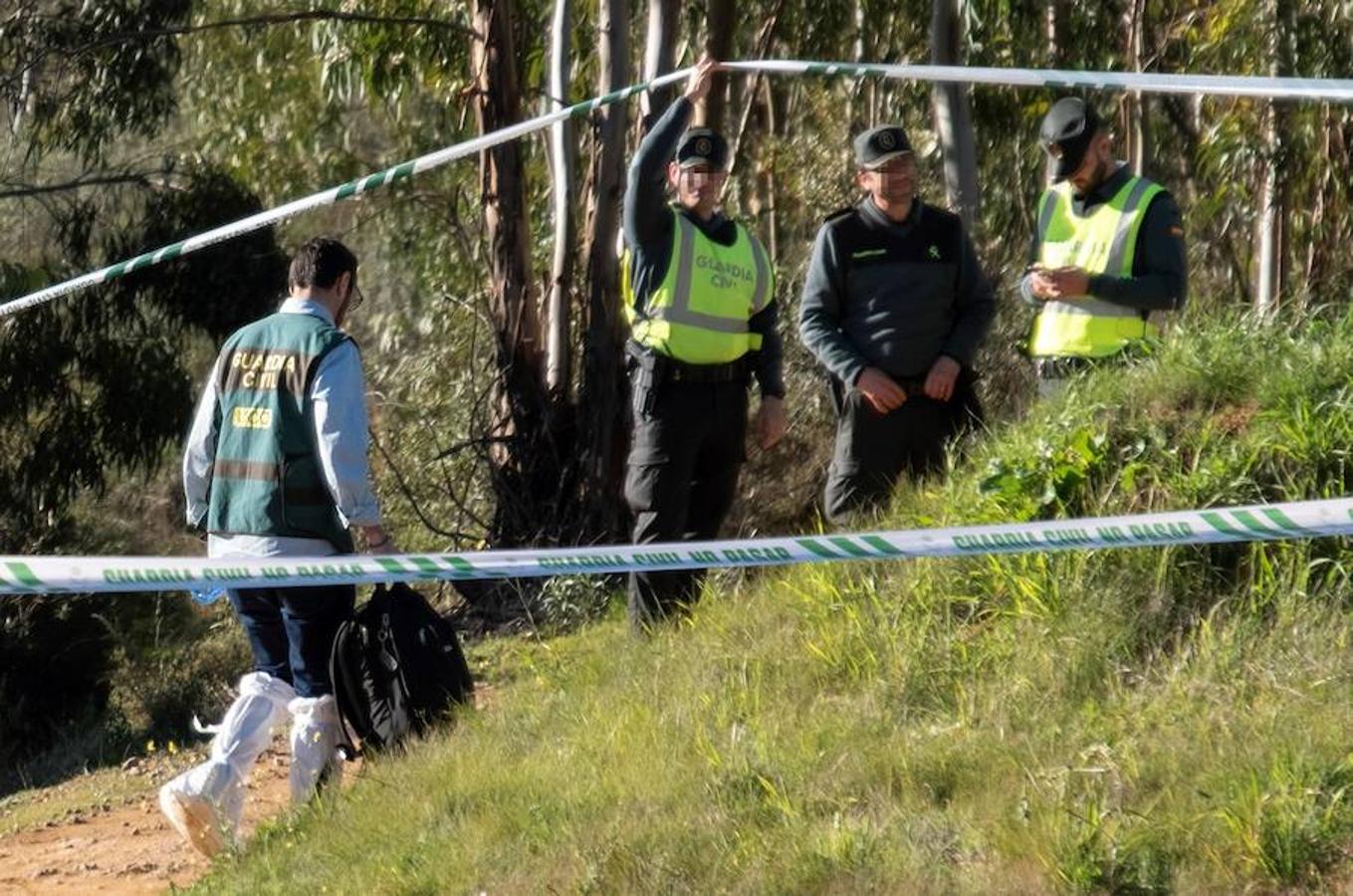 Efectivos de la Guardia Civil en el paraje La Mimbrera, en el término municipal de El Campillo (Huelva), donde se ha encontrado el cadáver de la joven profesora