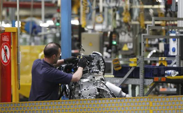 Un trabajador en la planta de motorores de Ford Almussafes