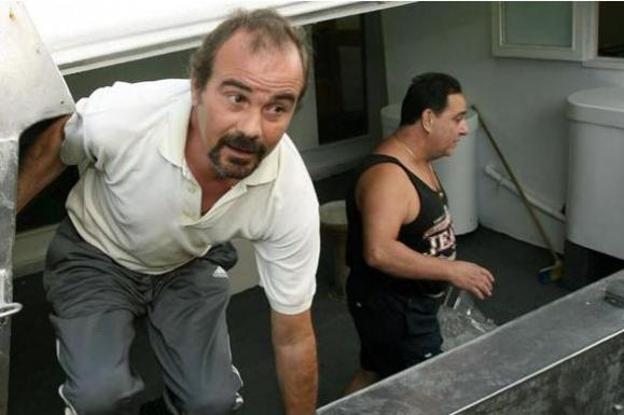 José Durá, patrón del pesquero, en 2006, llega a Santa Pola tras rescatar a 51 inmigrantes frente a Malta. 