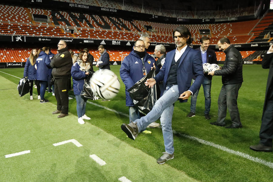 Fernando Giner, Juan Sol, Roberto Gil, Vicente Guillot, Pepe Claramunt, Ricardo Arias, Miguel Tendillo, Dario Felman, Voro González, Miguel Ángel Bossio, Paco Camarasa, Fabian Ayala, David Albelda, Carlos Marchena, Vicente Rodríguez, Miguel Ángel Ferrer 'Mista', Luis Milla, Santiago Cañizares, Javier Farinós, Cristian 'Kily' González, Juan Sánchez, Miguel Ángel Angulo, David Navarro y Rubén Baraja han sido los encargados de anunciar el partido de leyendas que disputarán los exjugadores del Valencia CF contra conocidos futbolistas de la selección española. Mestalla ha acogido la presentación del encuentro que tendrá lugar el domingo 24 de marzo, justo una semana después de que el conjunto blanquinegro cumpla los 100 años de existencia. Las gradas del estadio valencianista se han abierto para el público que ha deseado volver a disfrutar de aquellos jugadores que todo fan recuerda con cariño. Mario Alberto Kempes ha anunciado, a través de un vídeo, que asistirá al partido del centenario.