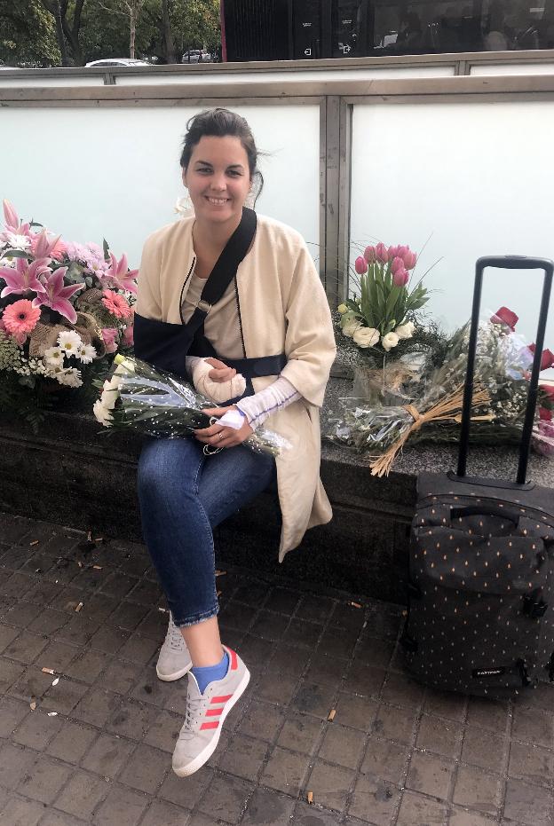 Sandra Gómez, ayer en la entrada del Hospital Clínico. 