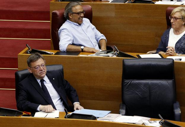 Ximo Puig, Manuel Mata y Ana Barceló, en el hemiciclo de Les Corts. 