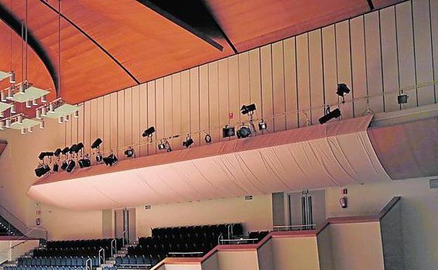 El Palau de la Música tiene mallas dentro y fuera del edificio. La exterior se colocó en julio de 2018 para evitar el desprendimiento de trencadís. La interior evita la caída del techo de la sala Iturbi. 