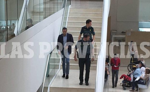 Una de las visitas de Eduardo Zaplana al hospital La Fe para una revisión. 