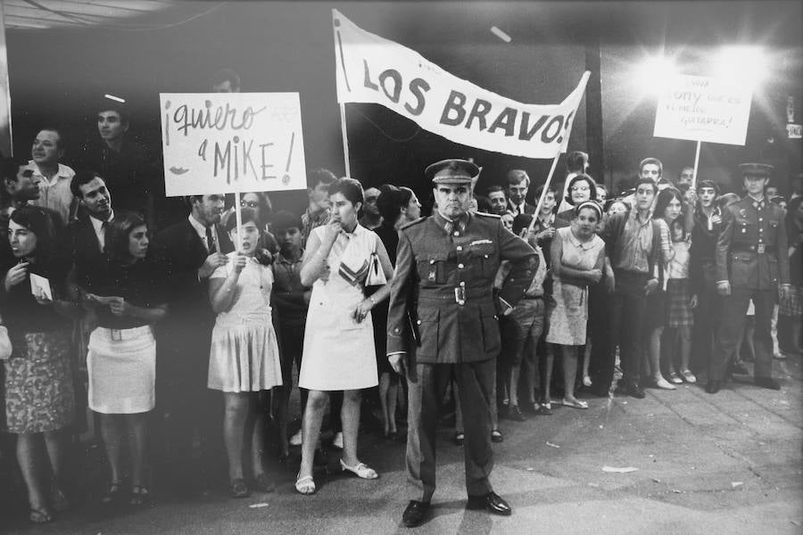 La fotoperiodista Juana Biarnés captó con su cámara a algunas personalidades icónicas como Massiel, Raphael, Lola Flores, Dalí, Joan Manuel Serrat, la duquesa de Alba, los Beatles, Audrey Hepburn, Jackie Kennedy o Roman Polanski.