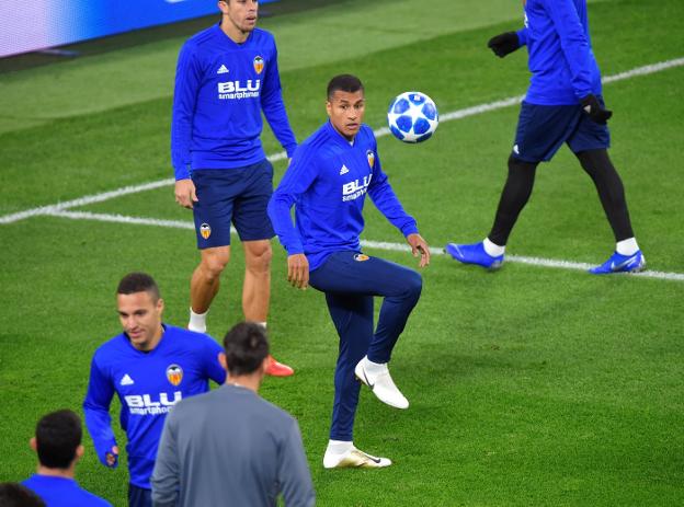 Jeison Murillo controla el balón en un entrenamiento previo a un partido de Champions. 