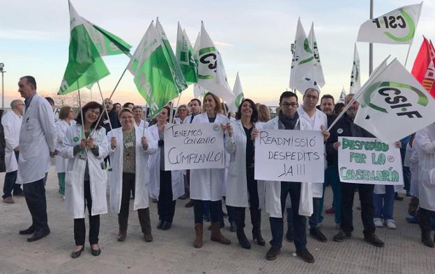 Sanitarios y otros trabajadores del departamento de salud de La Ribera que se concentraron ayer a las puertas del hospital de Alzira. 