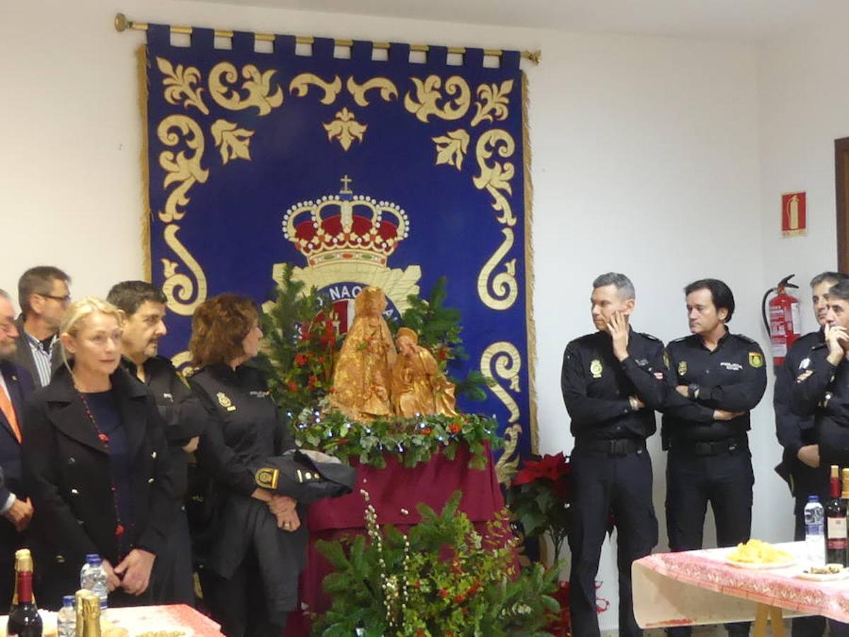 El escultor cartagenero Juan José Quirós, autor de la primera escultura en España que representa a los patronos de la Policía Nacional, donó ayer un grupo escultórico de la Sagrada Familia a la Jefatura Superior de Policía de la Comunitat Valenciana. El jefe superior de Policía, el comisario principal José Javier Cuasante, agradeció la preciada donación y destacó el arte religioso de Quirós, que empezó a fraguar su carrera en la década de los 90 y es uno de los últimos discípulos del prestigioso imaginero José Sánchez Lozano. Tanto Cuasante como Quirós manifestaron que el grupo escultórico representa la unión del arte y la valencianía al estar inspirada la imagen de María en la Virgen de los Desamparados. Al acto también asistieron el delegado del Gobierno y la consellera de Justicia, entre otras autoridades, así como un grupo numeroso de mandos de la Policía Nacional.