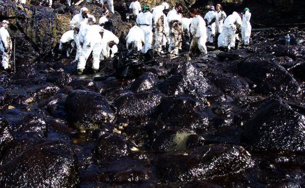 Imagen principal - Diferentes imagenes que muestran la contaminació por hidrocarburos que sufrió la costa gallega durante la catástrofe del 'Prestige'.