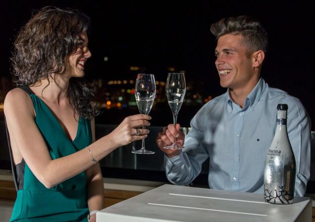 Una pareja brinda con un Marina Espumante. 