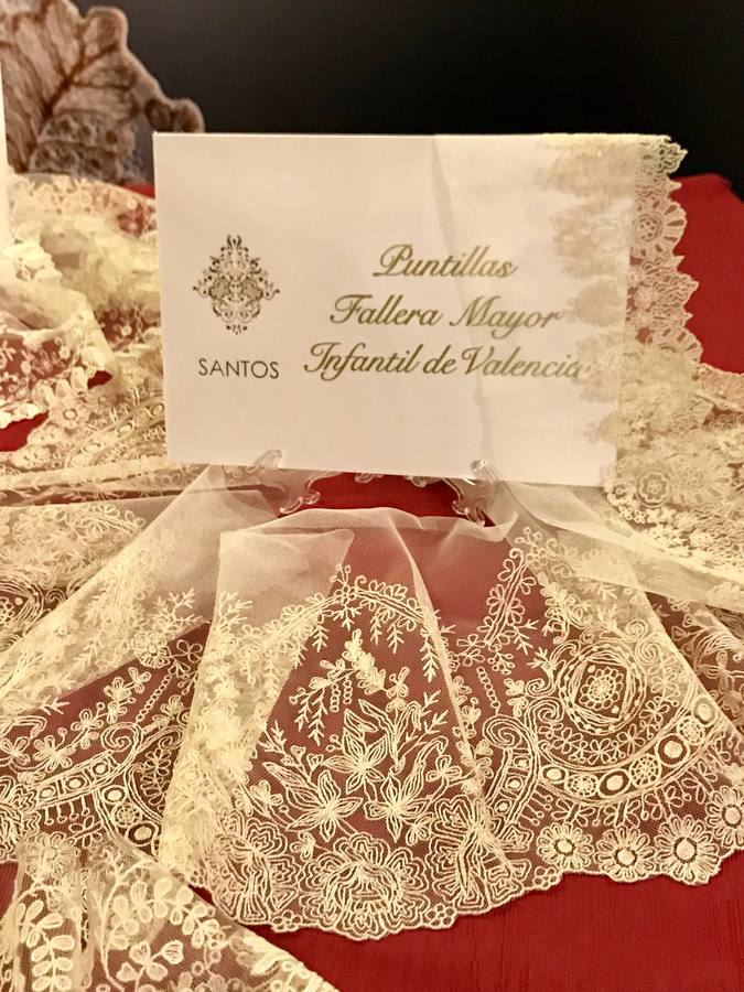 Las falleras mayores de Valencia y sus cortes de honor ya conocen cada uno de los complementos y detalles que lucirán en su reinado. Eduardo Cervera, Elvira Bella, Cristina Peris, Vicente Ballester y Ana Muñoz, entre los artistas que han confeccionado cada una de las piezas