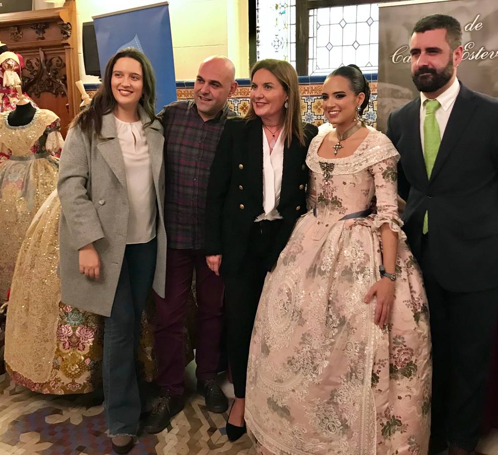 Las falleras mayores de Valencia y sus cortes de honor ya conocen cada uno de los complementos y detalles que lucirán en su reinado. Eduardo Cervera, Elvira Bella, Cristina Peris, Vicente Ballester y Ana Muñoz, entre los artistas que han confeccionado cada una de las piezas