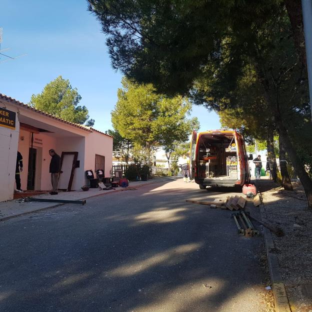 La fachada de la sucursal asaltada por los ladrones y los daños en la entrada y dentro de la oficina. 