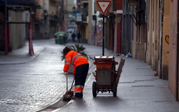 Una barrendera en pleno trabajo en una calle de Valencia. 