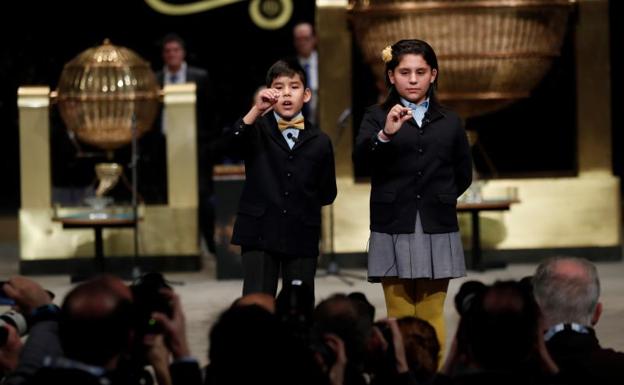 LOs niños que han cantado los primeros premios. 