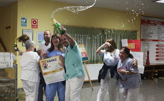 Trabajadores y residentes de la residencia pública de Villaviciosa de Odón (Madrid) celebrando el premio.