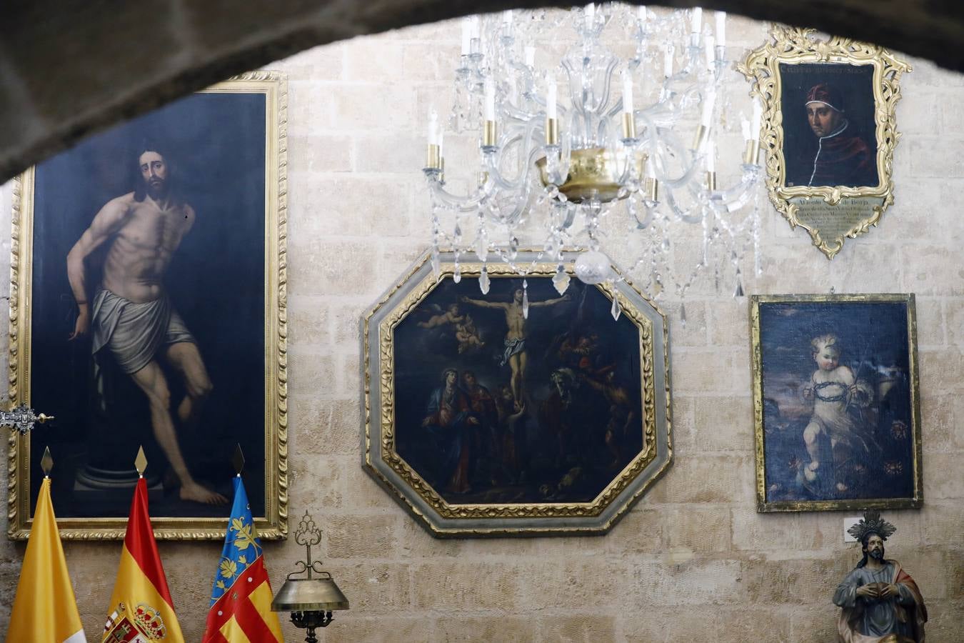 La iglesia, que sacó a la luz los frescos de Palomino, abre a las visitas la desconocida sala Capitular. El espacio, origen de la parroquia en el siglo XV, presenta su estado original e incluye obras de Juan de Juanes y Esteban March