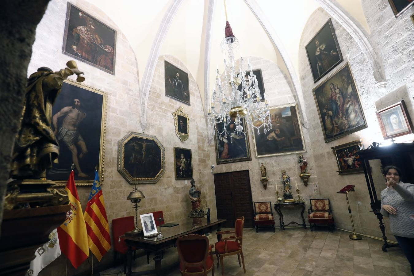 La iglesia, que sacó a la luz los frescos de Palomino, abre a las visitas la desconocida sala Capitular. El espacio, origen de la parroquia en el siglo XV, presenta su estado original e incluye obras de Juan de Juanes y Esteban March