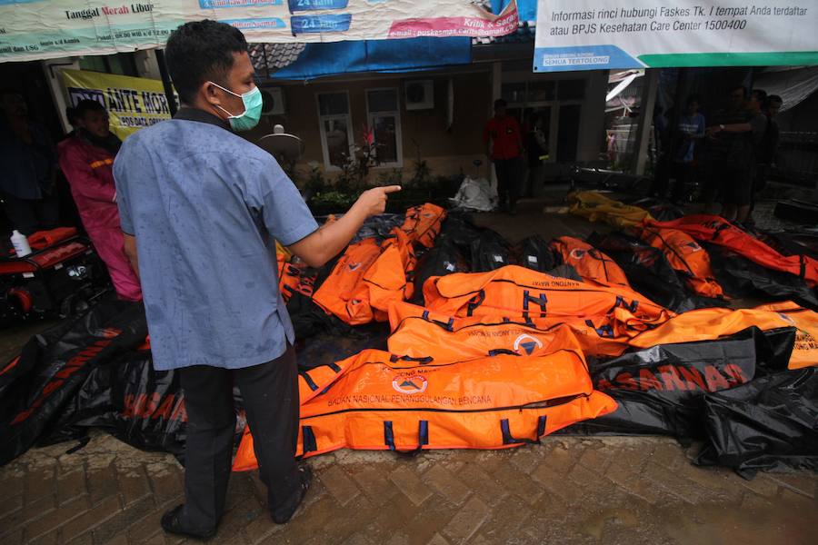 La erupción del volcán Anak Krakatau (uno de los hijos del poderoso volcán Krakatoa) provocó un seísmo submarino, que no fue detectado por las alarmas del país asiático, lo que ha causado una auténtica catástrofe.