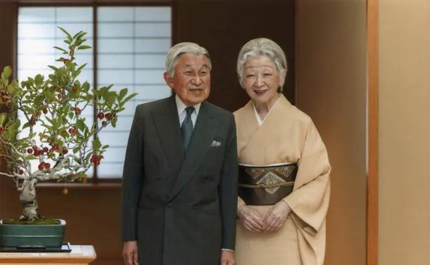 El emperador de Japón Akihito y su esposa la emperatriz Michiko en una fotografía de archivo..