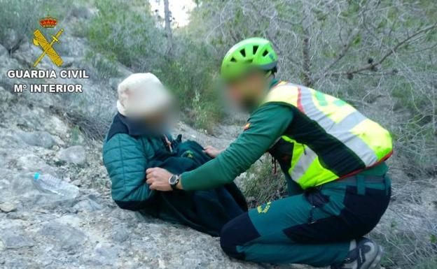 La mujer, atendida por un guardia civil. 