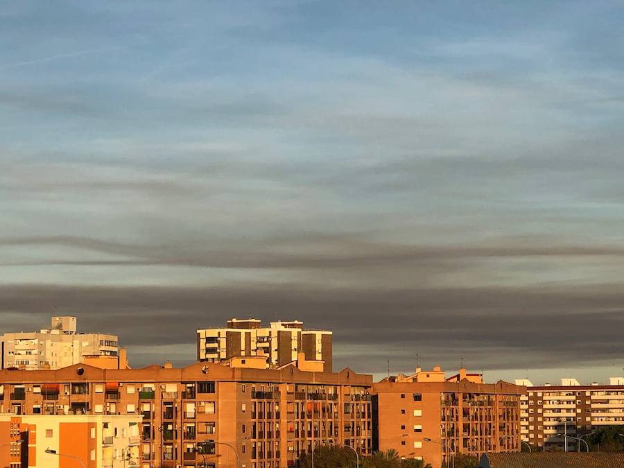 El humo del incendio de Sollana ya se aprecia sobre los tejados de Valencia. 