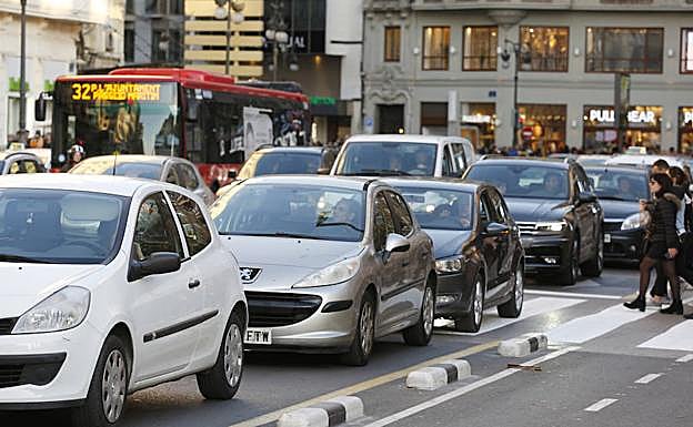 Imagen principal - Los primeros cortes de tráfico colapsan el centro y congestionan los accesos a Valencia