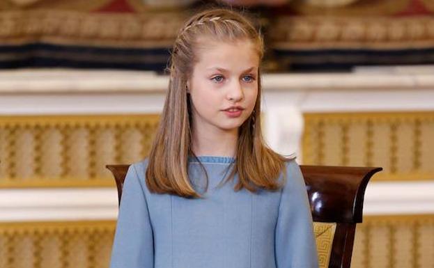 La princesa Leonor en el Palacio Real poco antes de que su padre, el Rey Felipe VI, la impusiera el Toisón de Oro.