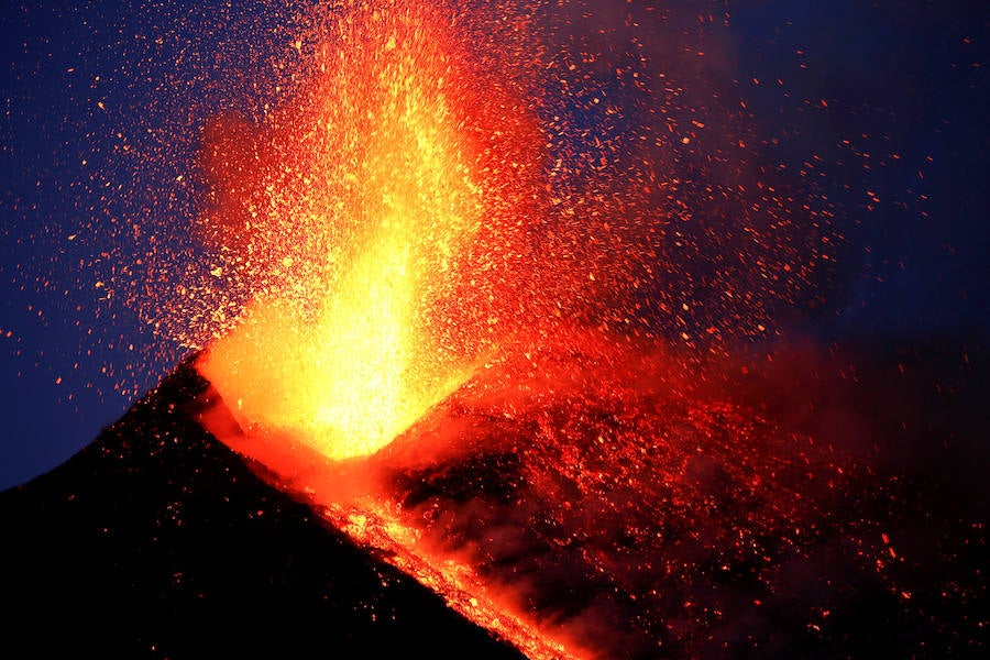 "La erupción ocurrió sobre el lado del Etna, la primera erupción lateral en más de 10 años, pero no parece peligrosa", explicó a la AFP el vulcanólogo Boris Behncke, del instituto nacional de geofísica y vulcanología (INGV).