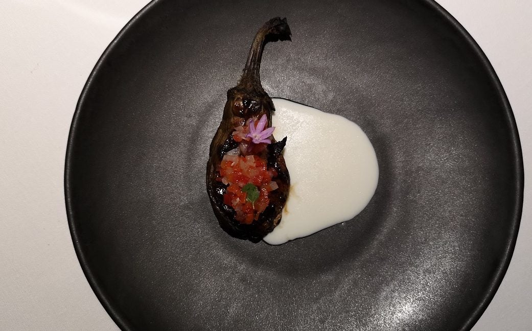 14. Berenjena, burrata y salsa criolla. Amelia. Lo que esconde: Es pura brasa; la unión de Argentina y el País  Vasco. La grandeza de la sencillez. Ideal para: Adictos al fuego.