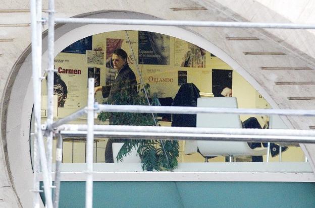 La exintendente del Palau de les Arts, Helga Schmidt, con la policia en el registro del coliseo en enero de 2015 . 