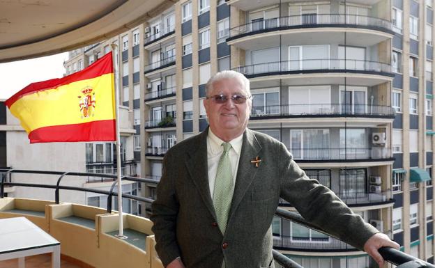 Juan Noguera posa orgulloso junto a la bandera de España en el balcón de su casa, frente a San Agustín. 