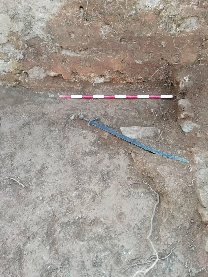 Las excavaciones arqueológicas para la consolidación del sector sudeste de la muralla del castillo de Aín, cofinanciadas por la Generalitat y por el ayuntamiento del propio municipio castellonense, han permitido hallar una espada medieval en buen estado de conservación. La espada tiene 94 centímetros de longitud, una cruz de 13 centímetros y pomo esférico, con dos aretes de bronce en la empuñadura y una acanaladura central en la hoja