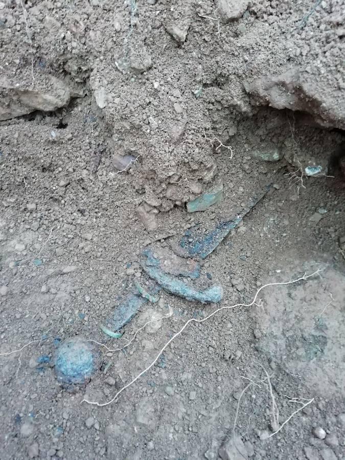 Las excavaciones arqueológicas para la consolidación del sector sudeste de la muralla del castillo de Aín, cofinanciadas por la Generalitat y por el ayuntamiento del propio municipio castellonense, han permitido hallar una espada medieval en buen estado de conservación. La espada tiene 94 centímetros de longitud, una cruz de 13 centímetros y pomo esférico, con dos aretes de bronce en la empuñadura y una acanaladura central en la hoja