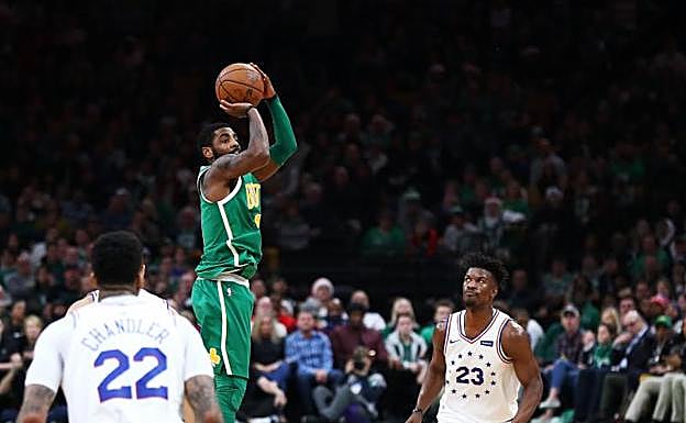 Kyrie Irving lanza a canasta en el partido que midió a los Celtics con los Sixers. 
