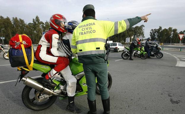 Uso obligatorio de guantes a los motoristas. 